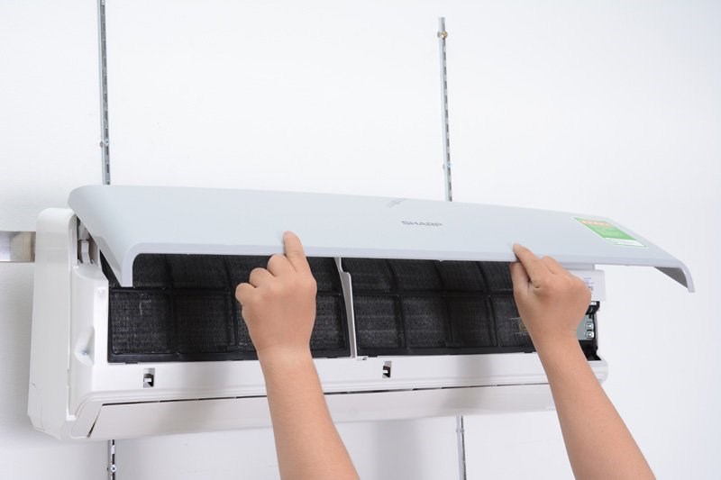 tháo mặt nạ máy lạnh